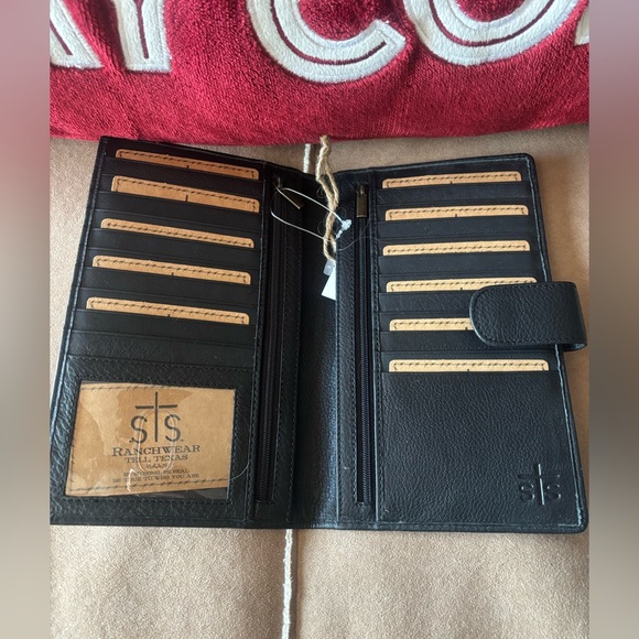 NWT STS Ranchwear Cowhide Wallet with Black and White Pattern - Picture 2 of 3